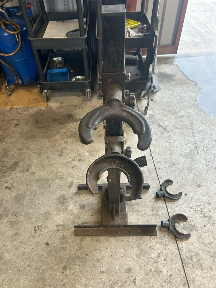 Coil spring compressor - Image 2