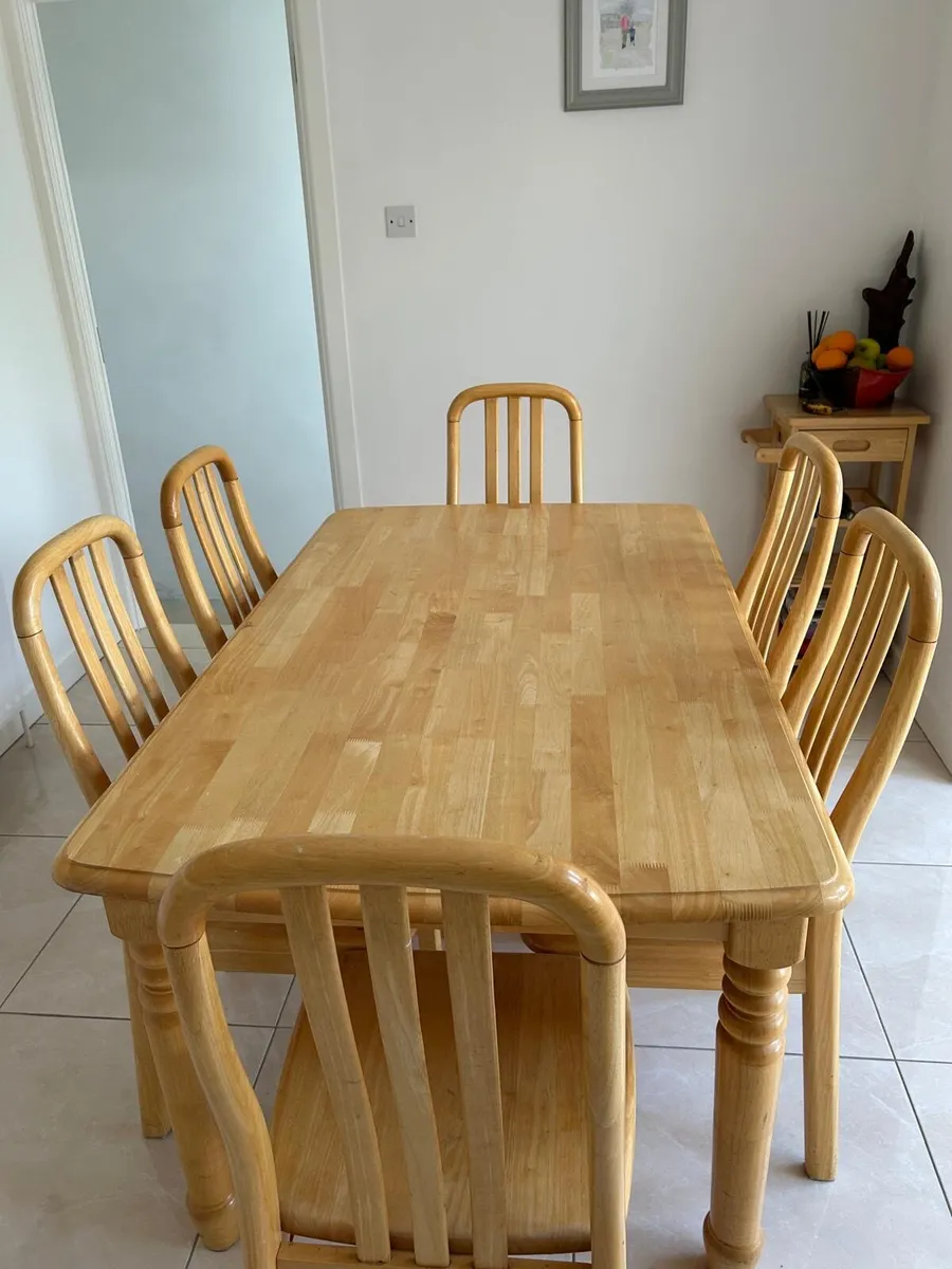 Table and chairs - Image 1