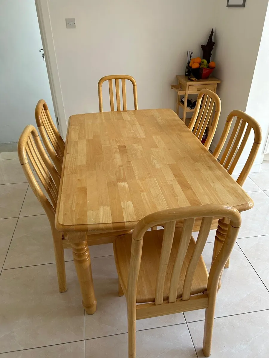 Table and chairs - Image 3