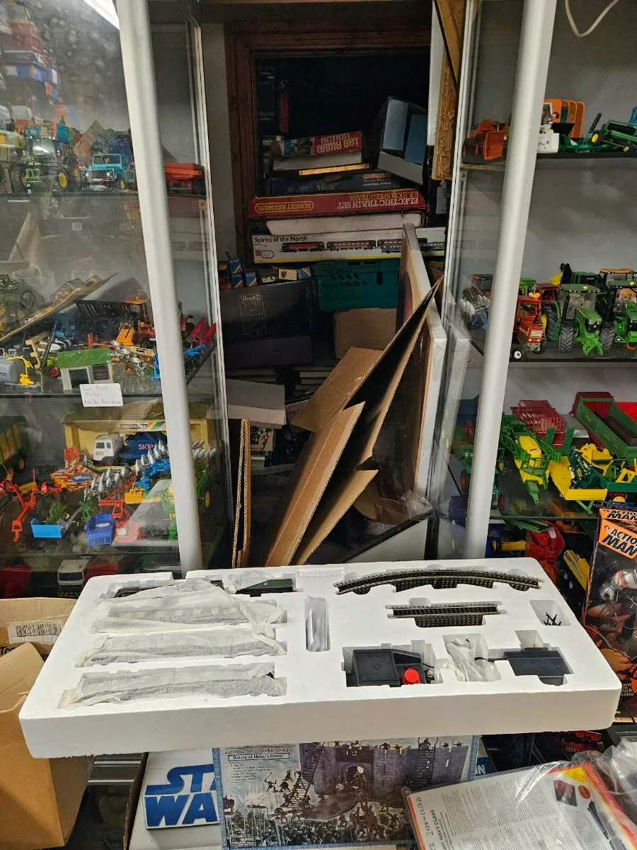 Hornby OO Gauge Orient Express Train Set - Image 2