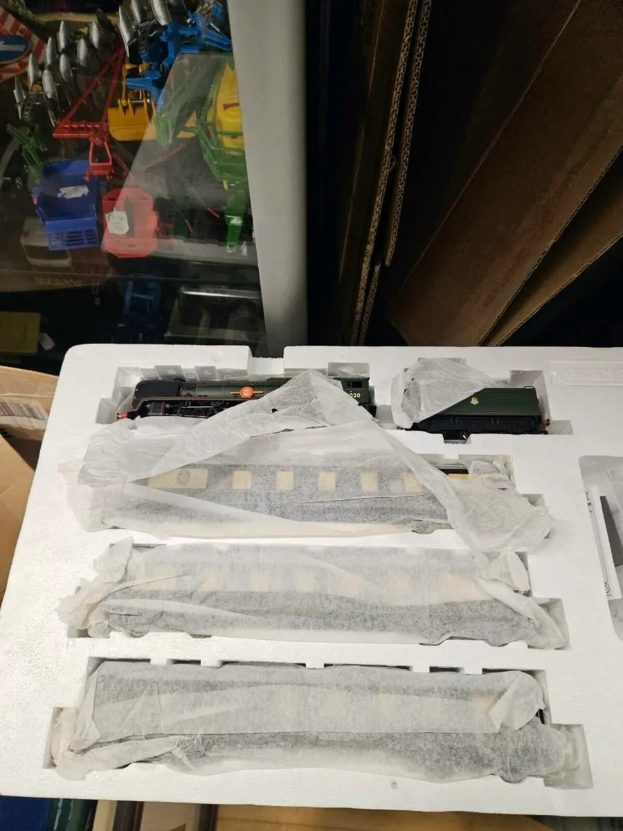 Hornby OO Gauge Orient Express Train Set - Image 3