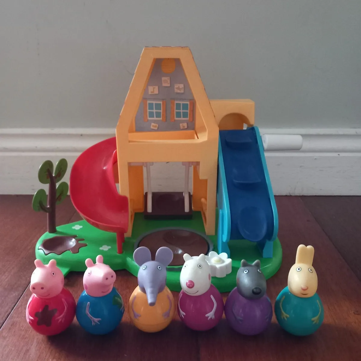 Peppa Pig Wind & Wobble Playhouse & Characters - Image 1