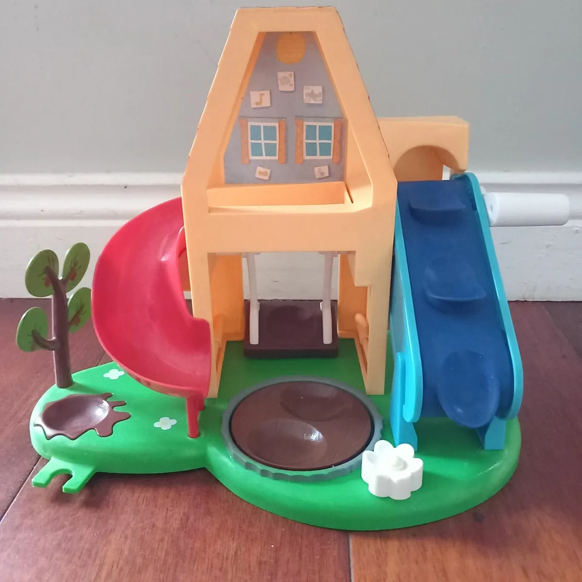 Peppa Pig Wind & Wobble Playhouse & Characters - Image 4