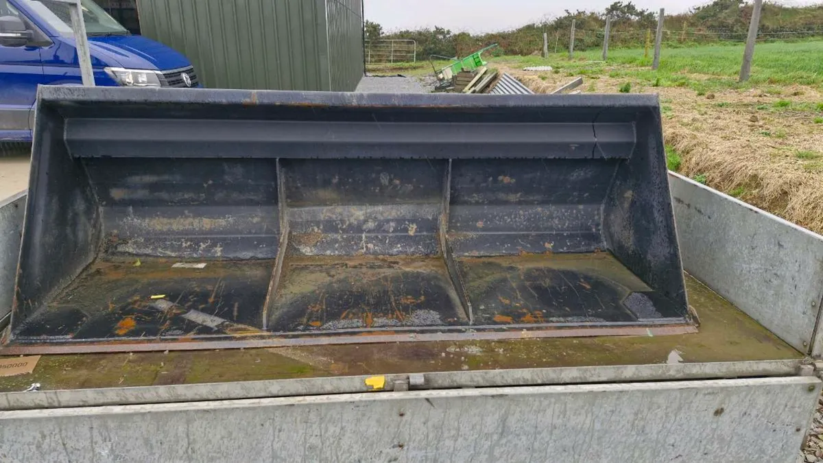 Loader bucket - Image 1