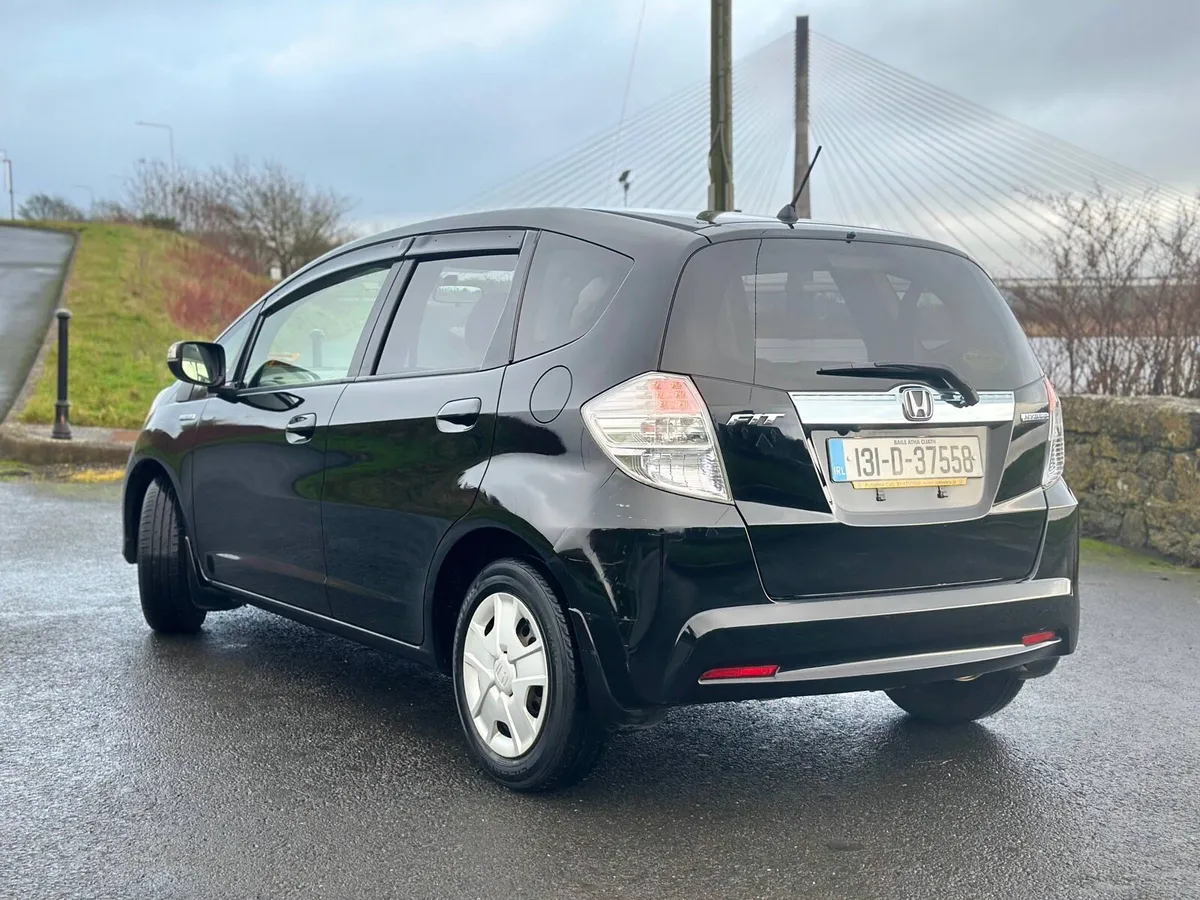 Honda fit 2013 hybrid - Image 2
