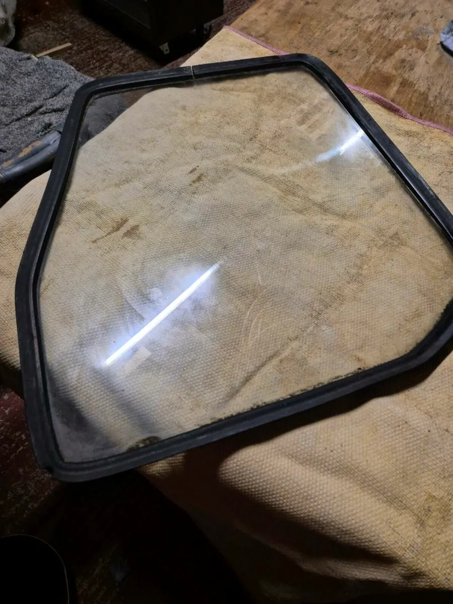 Massey ferguson flexicab door glass