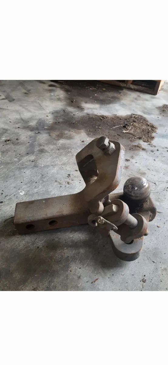Valtra ball hitch - Image 2