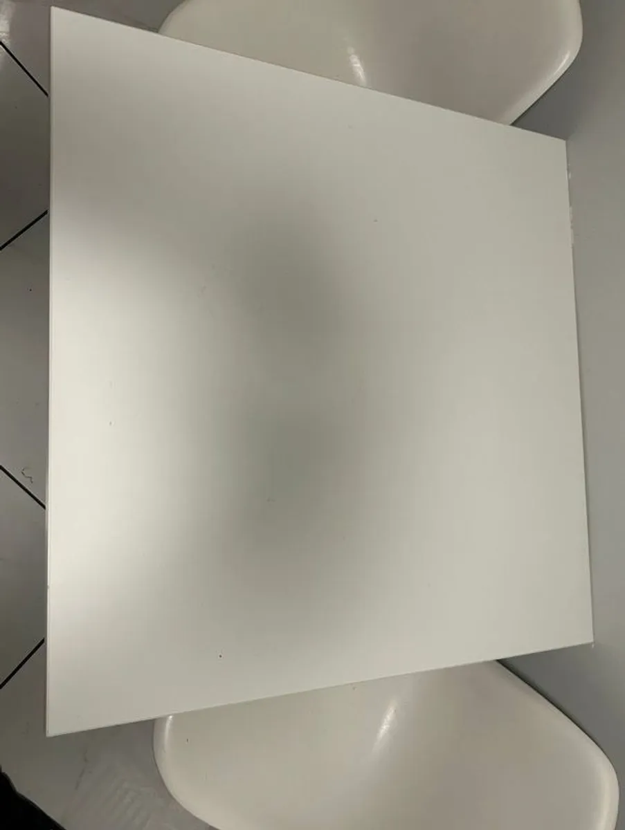 table and chairs - Image 3