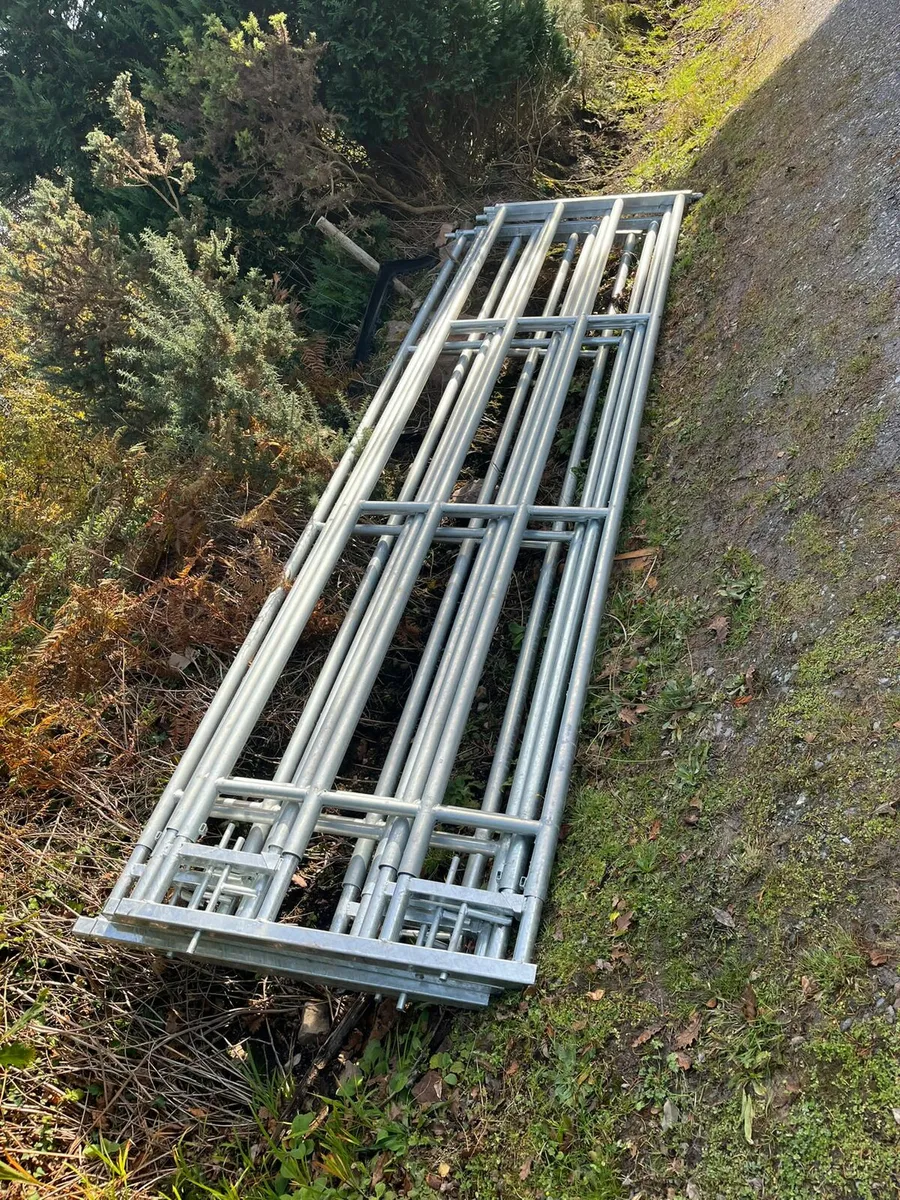 Extendable, gates and barriers. - Image 2