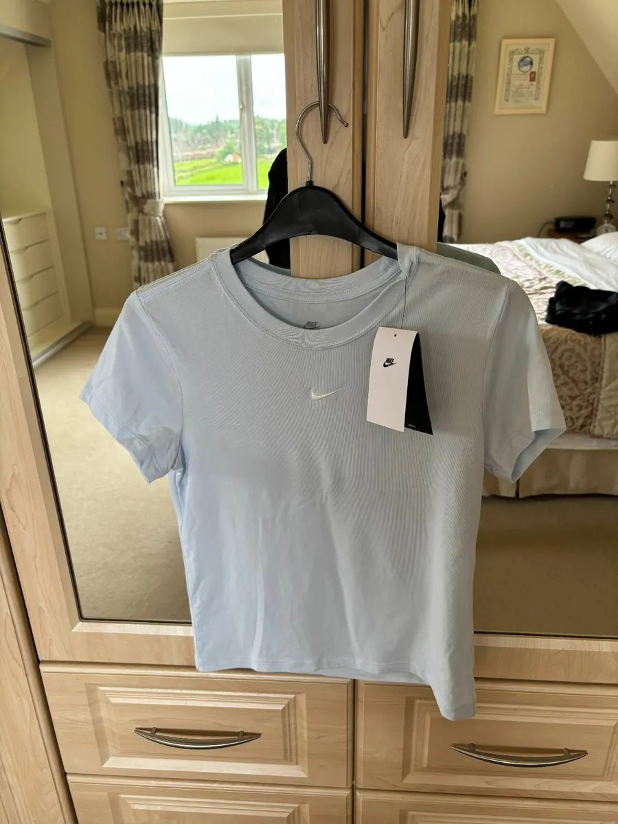 Under Armour Ladies Shorts & Nike Ladies Tee Shirt - Image 3