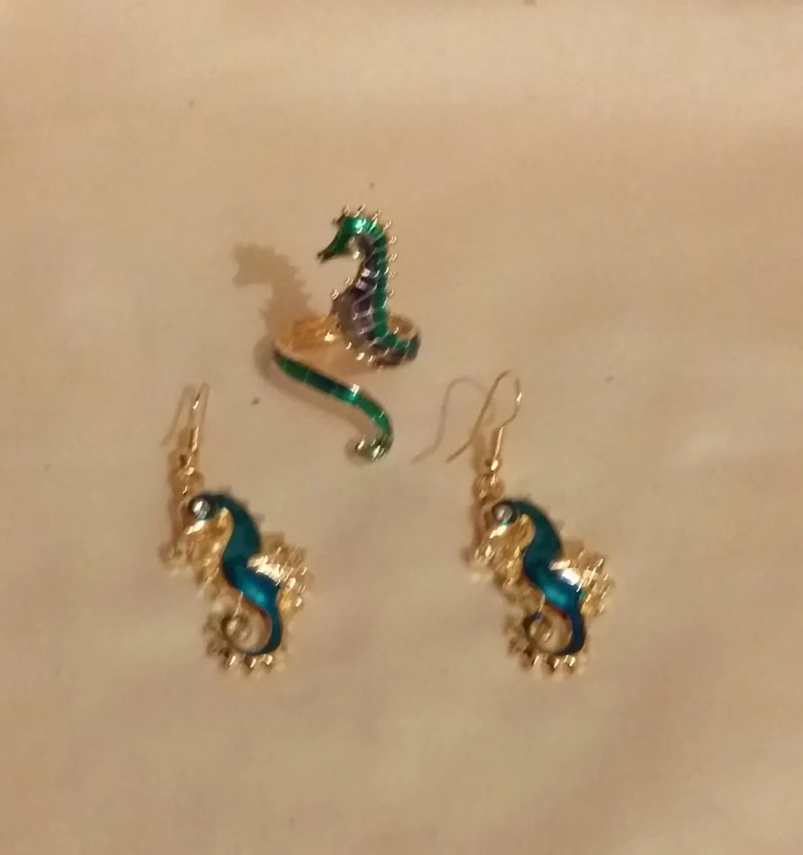 LADYS/GIRLS SEAHORSE RING AND EARRING SET. - Image 1