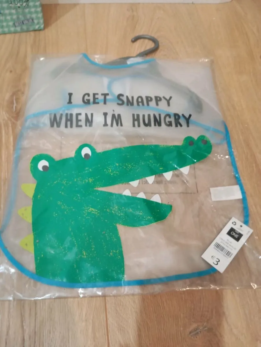 Baby food container and feeding bibs - Image 3