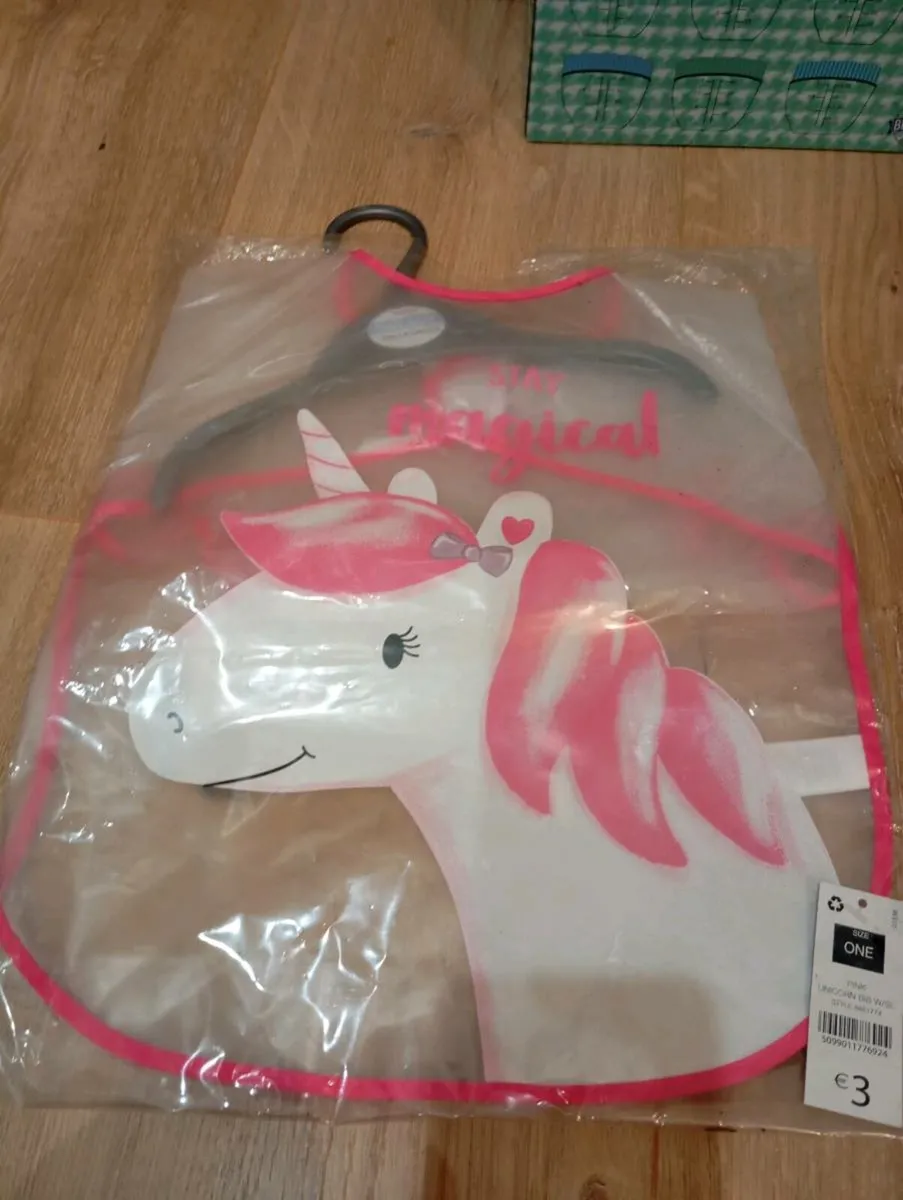 Baby food container and feeding bibs - Image 4