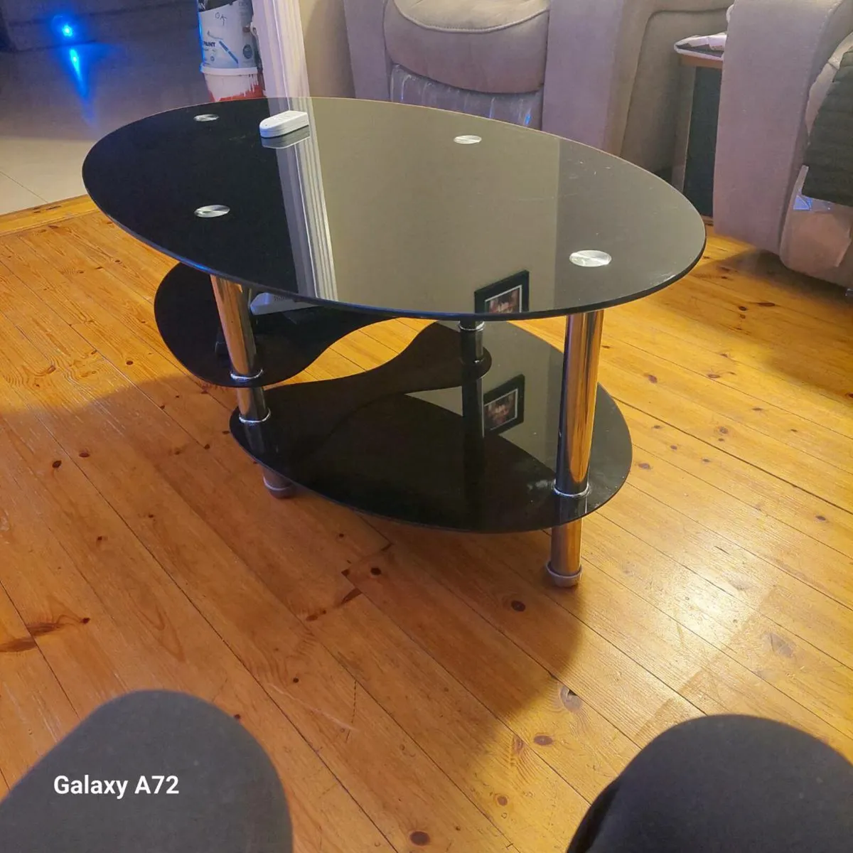 44" samsungTV on blackglasstand, match coffeetable - Image 3