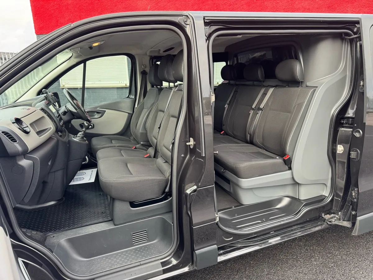 Renault traffic 2017 crewcab  excellent condition - Image 4