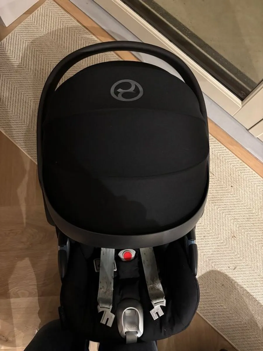 Cybex cloud z car seat, isofix and rain cover - Image 1