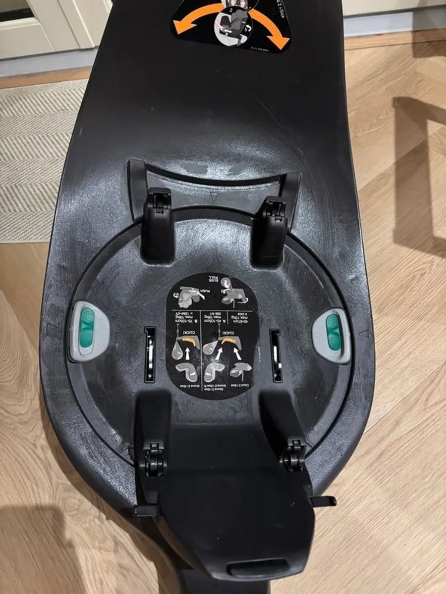 Cybex cloud z car seat, isofix and rain cover - Image 2