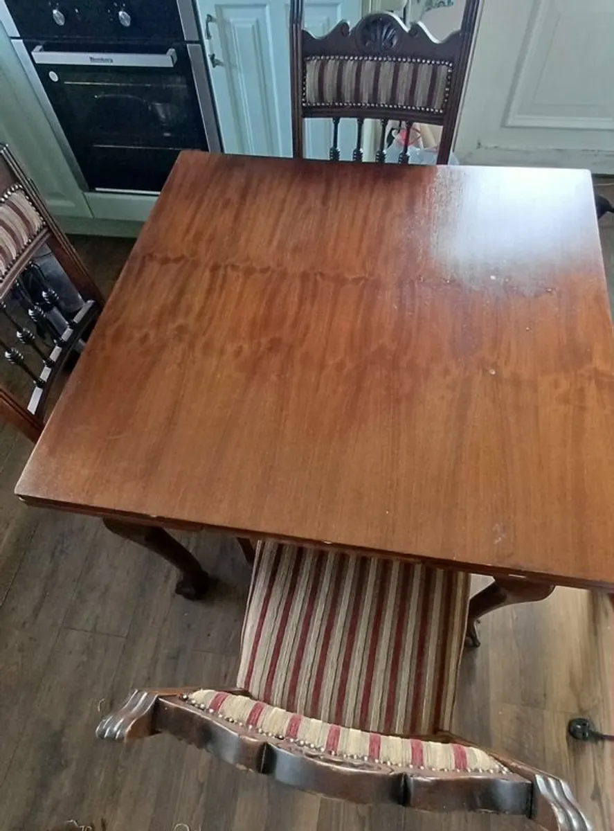 Table and chairs - Image 2