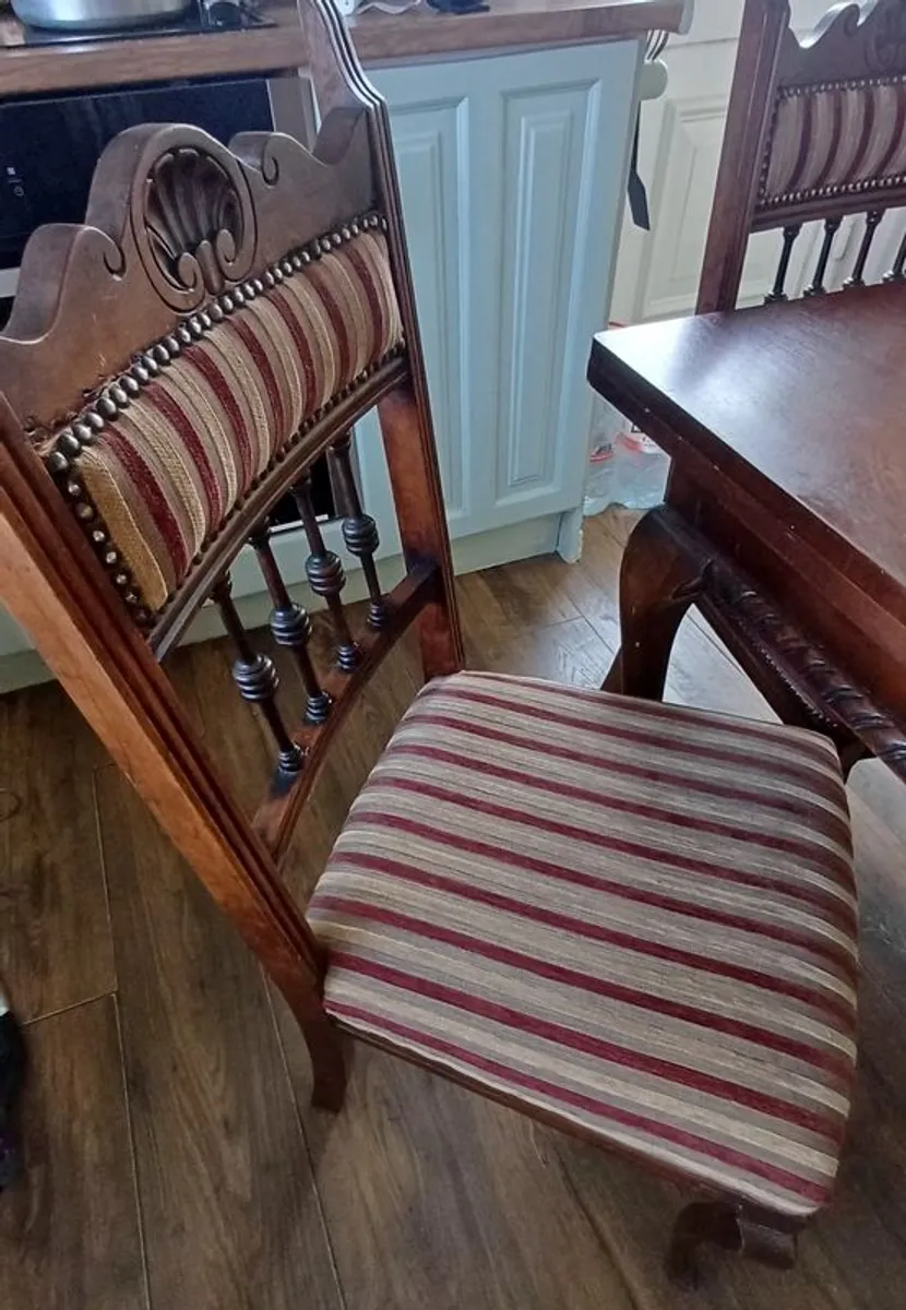 Table and chairs - Image 3