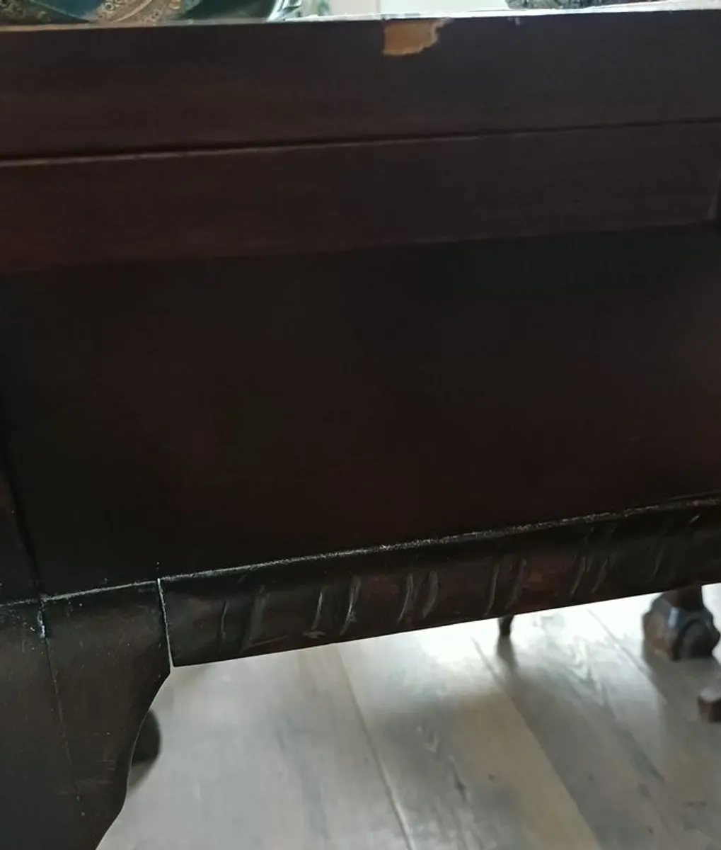 Table and chairs - Image 4