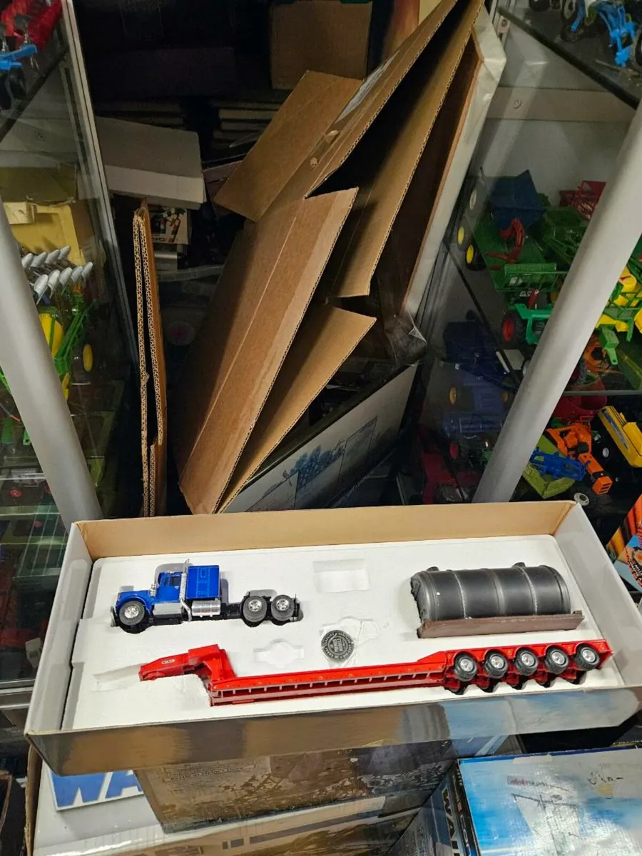 Corgi Kenworth Tractor Unit with King Trailer Load - Image 3