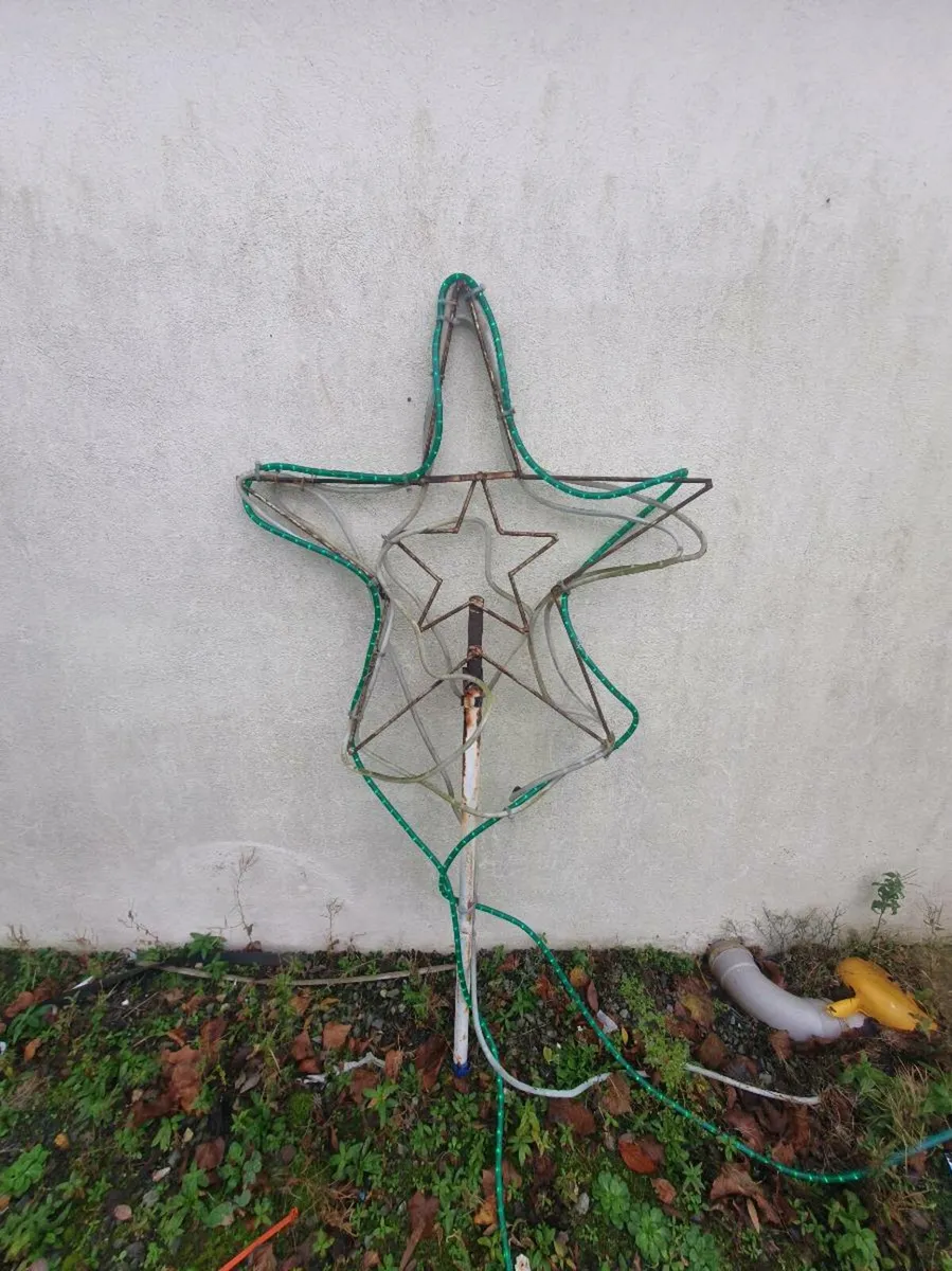 CHRISTMAS DISPLAYS - Image 1