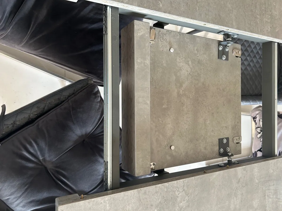 Dining table - Image 4