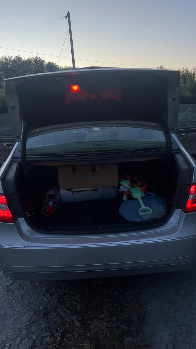 Mercedes-Benz E-Class 2011 - Image 2