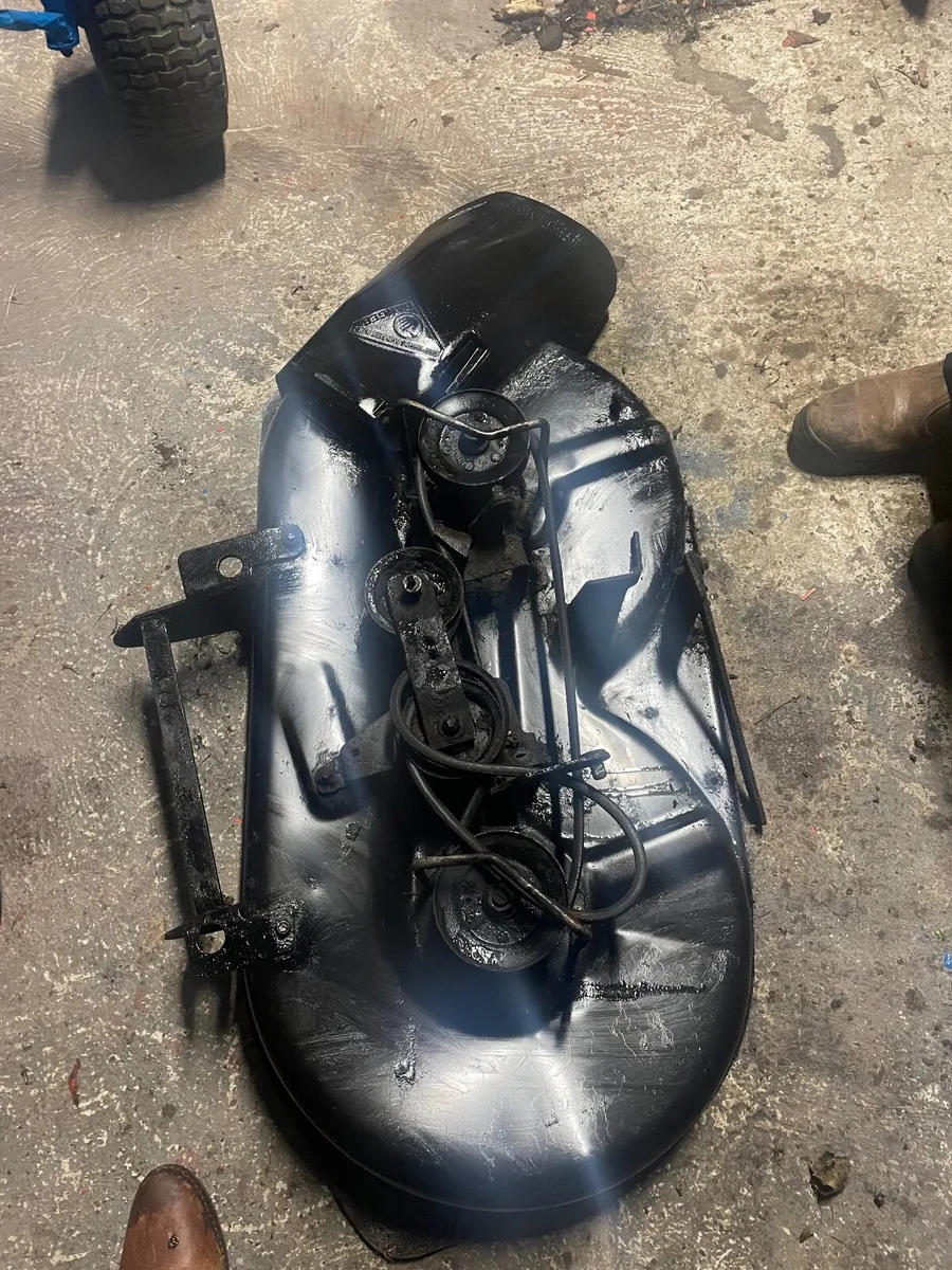 Ride on lawnmower deck - Image 1