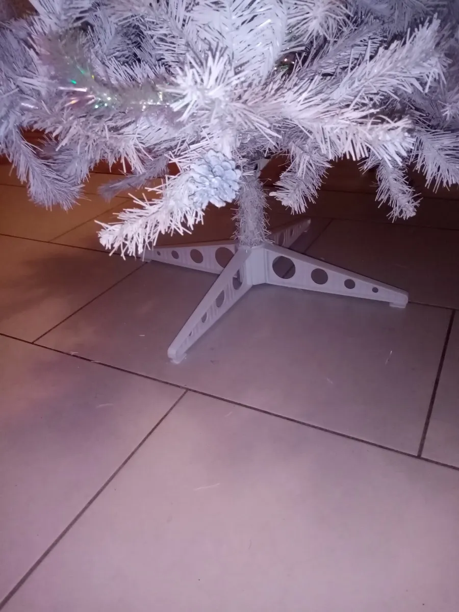 Woodies 6ft Luxury Christmas Tree - Image 4