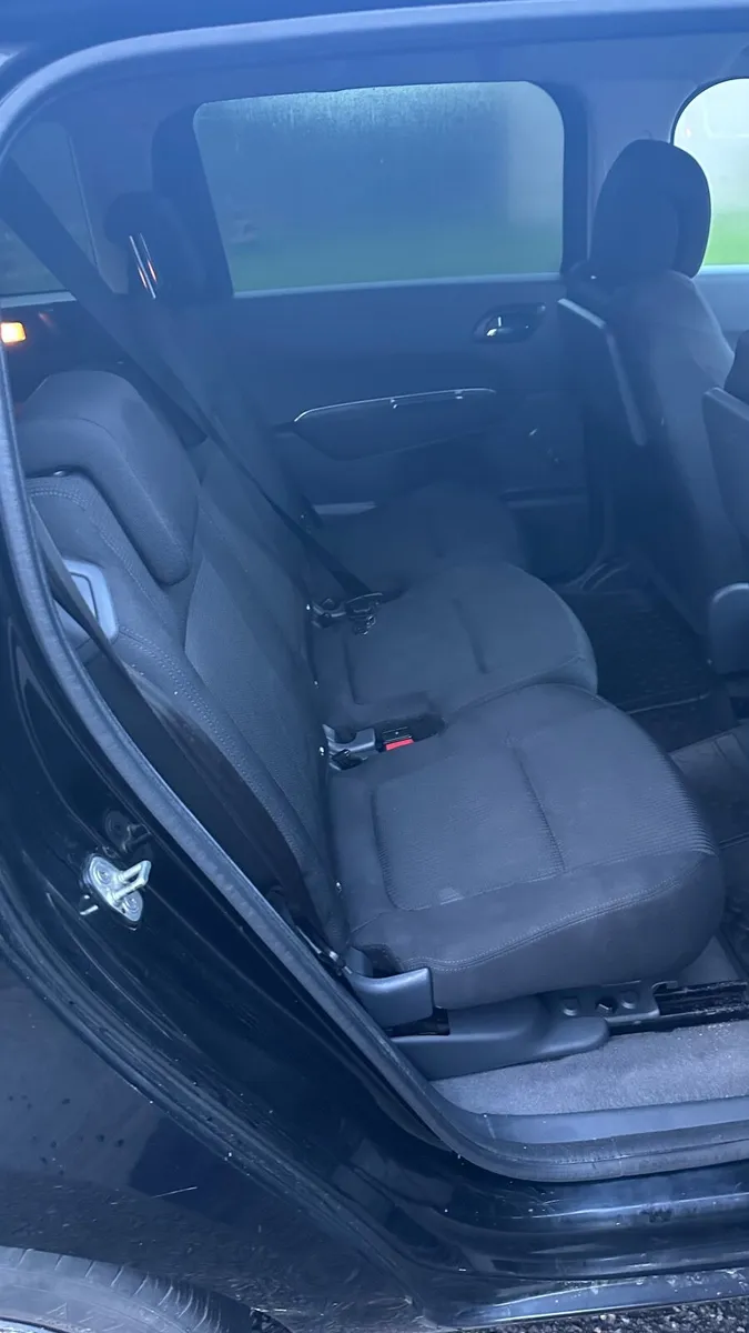 Peugeot 5008 2011 - Image 1