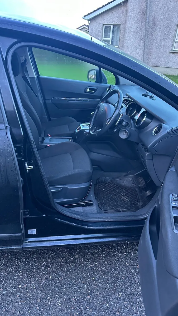 Peugeot 5008 2011 - Image 2
