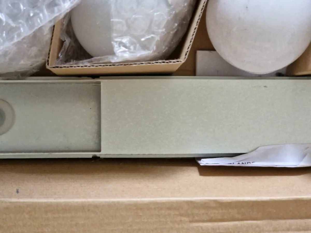 BRAND NEW IN BOX 5 Bulb Bar Light - Image 3