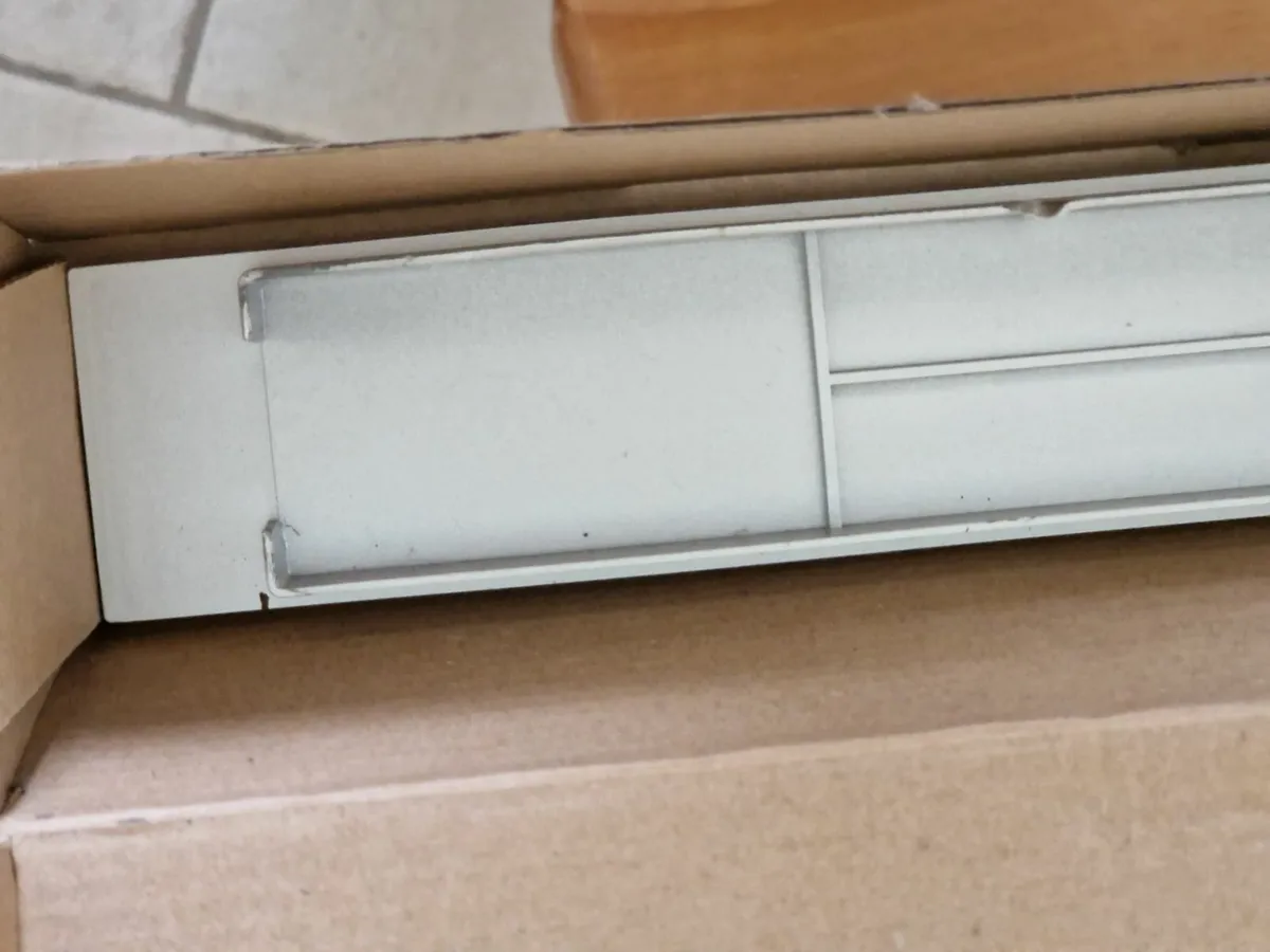 BRAND NEW IN BOX 5 Bulb Bar Light - Image 4