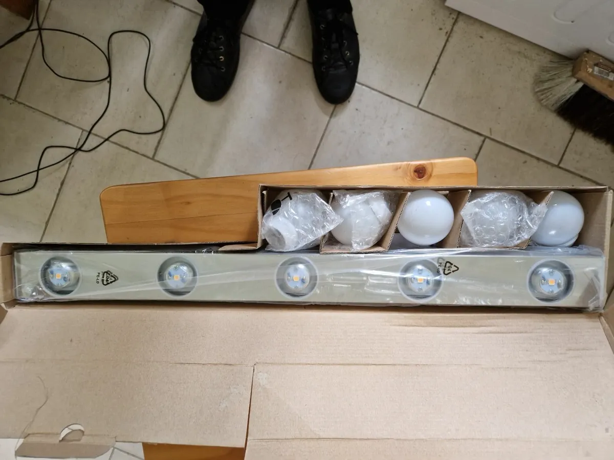 BRAND NEW IN BOX 5 Bulb Bar Light - Image 1