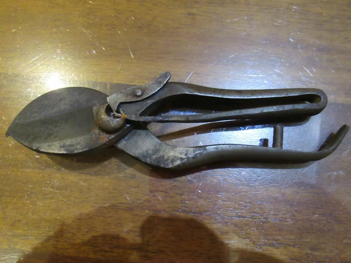 antique vintage  GARDEN TOOLS book cottage pub - Image 2