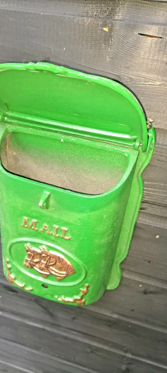 Cast iron post box - Image 4
