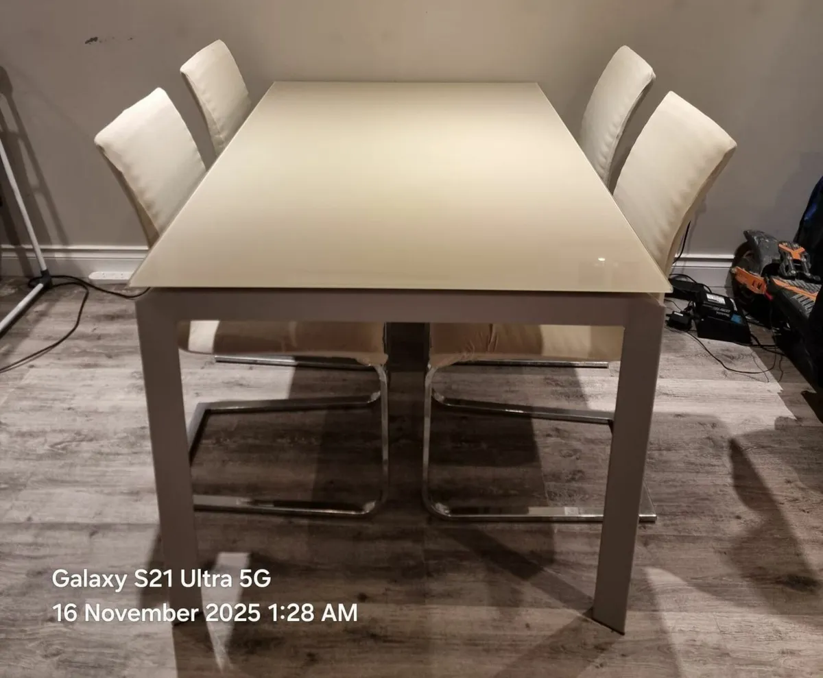 Dining table and chairs - Image 1