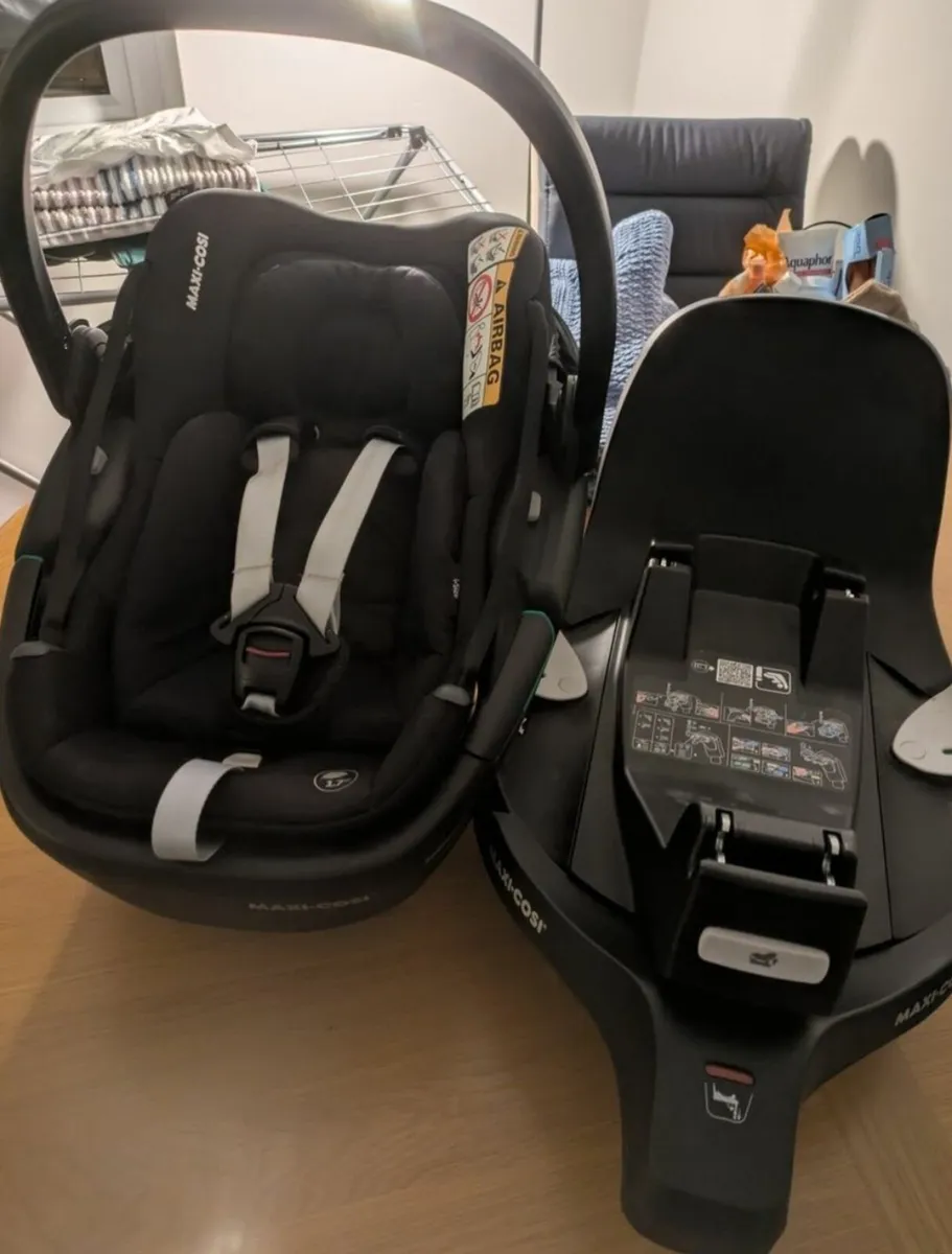 Maxi cosy car seat and base - Image 1