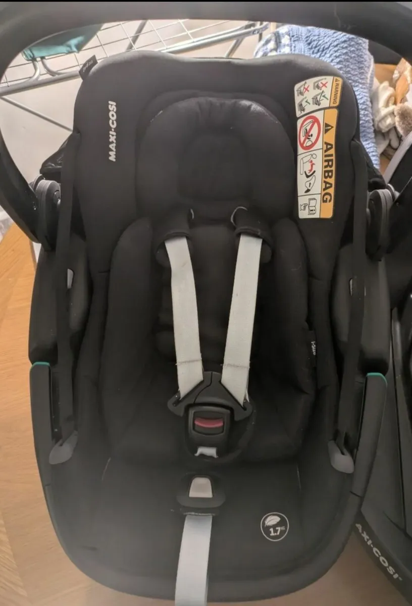 Maxi cosy car seat and base - Image 2