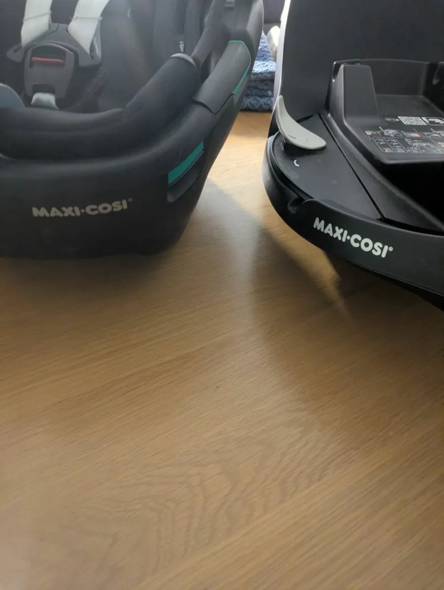 Maxi cosy car seat and base - Image 3