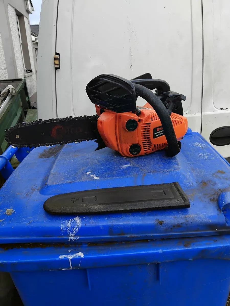 2 hand chainsaw only used 2 times like new - Image 2