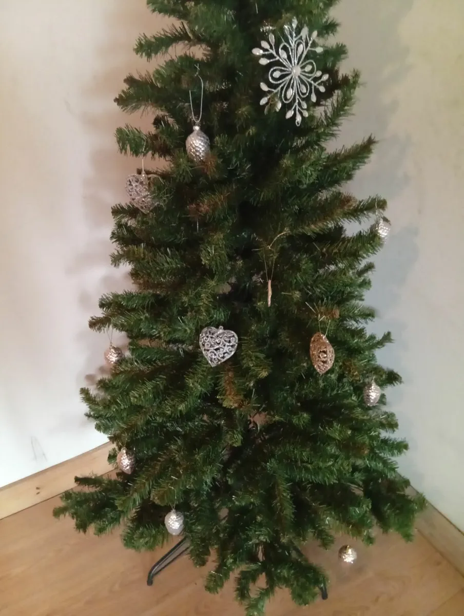 Deluxe 6ft Pre-Lit Nicolas Pine Christmas tree - Image 1