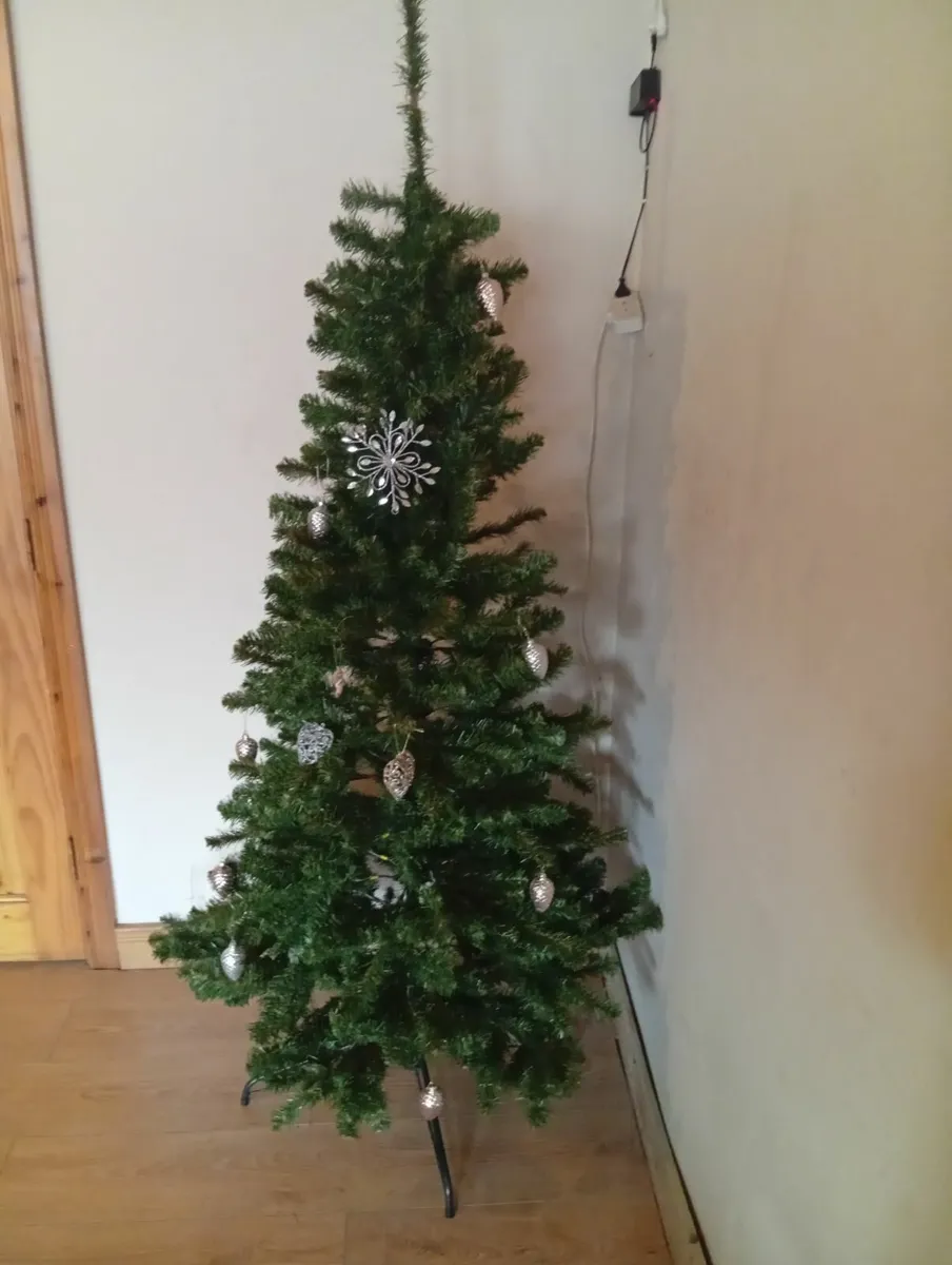 Deluxe 6ft Pre-Lit Nicolas Pine Christmas tree - Image 4