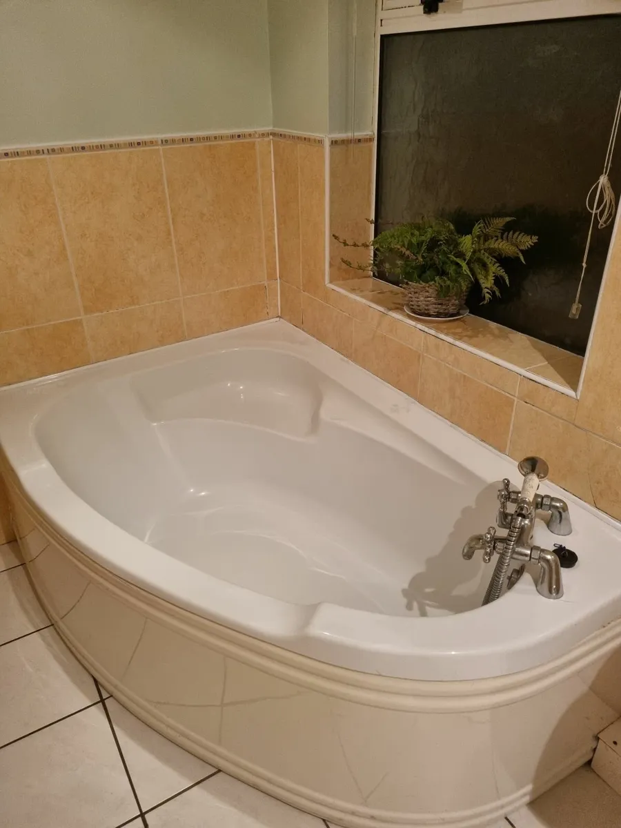 Toilet, sink, bath - Image 3