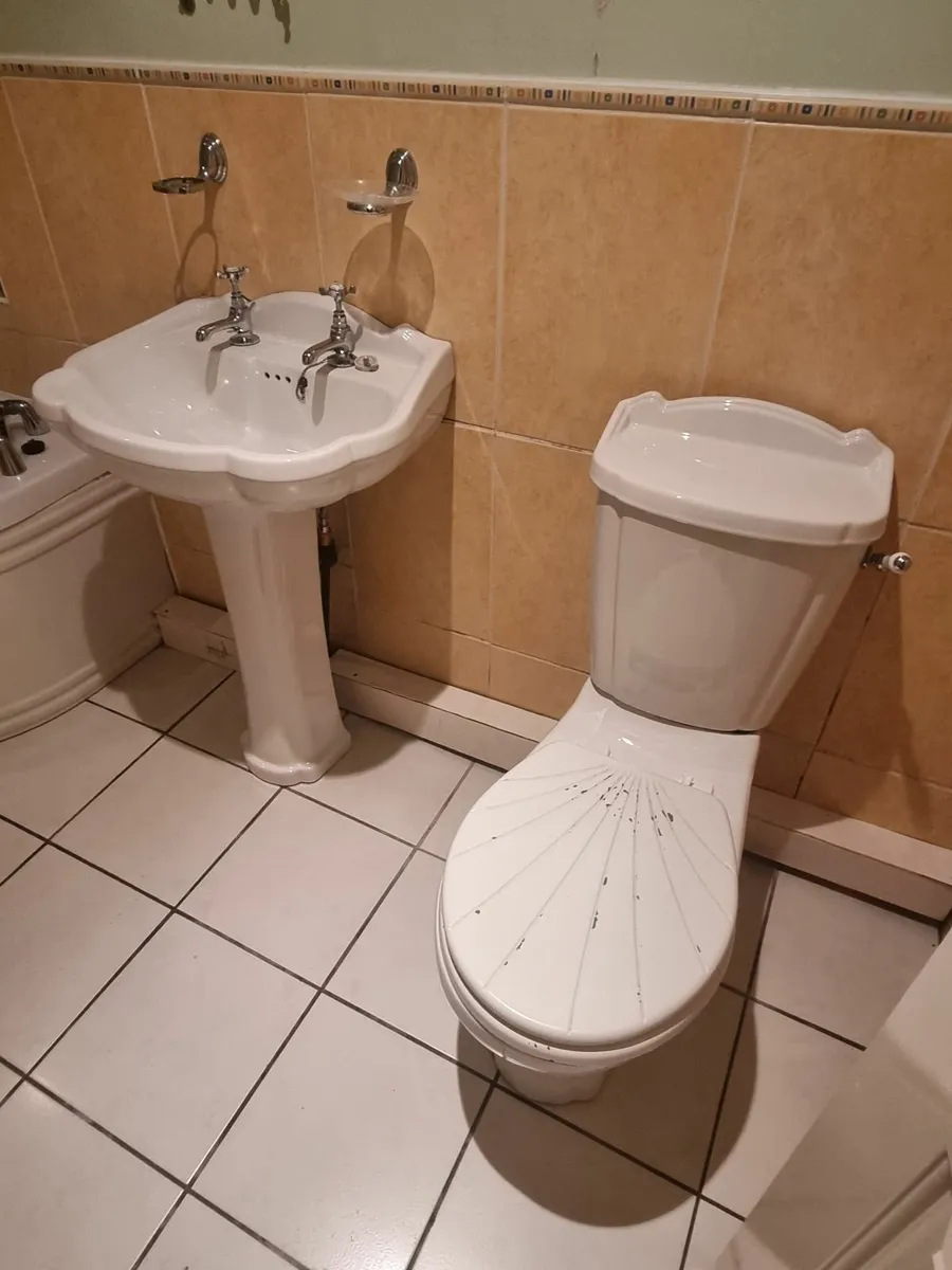 Toilet, sink, bath - Image 4