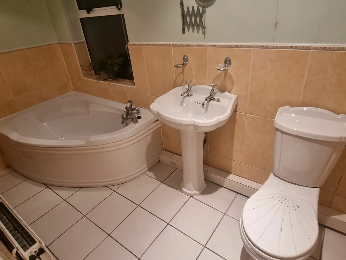 Toilet, sink, bath - Image 1