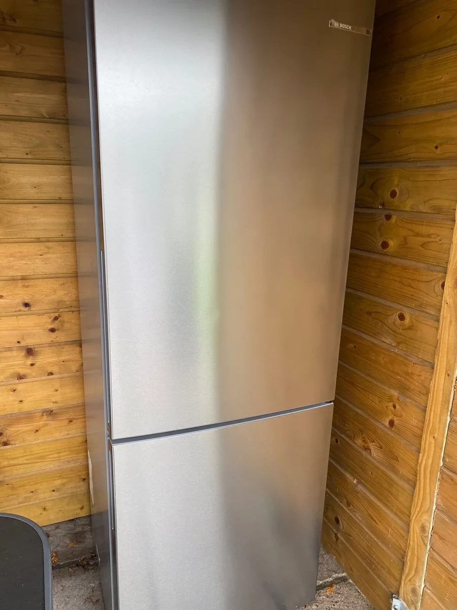 Bosch fridge freezer 60/40 6 months old as new - Image 1