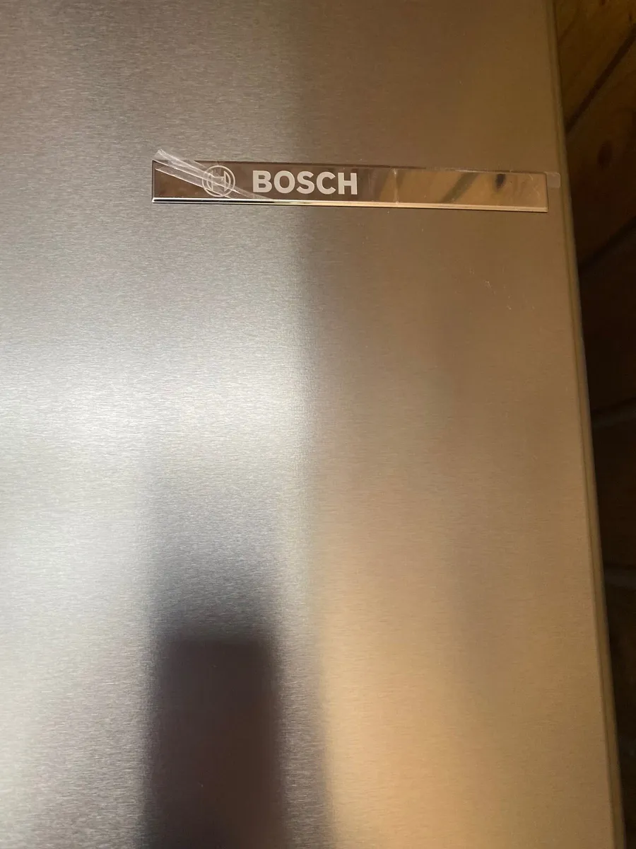 Bosch fridge freezer 60/40 6 months old as new - Image 2