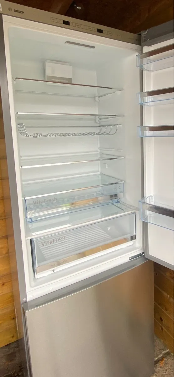 Bosch fridge freezer 60/40 6 months old as new - Image 4